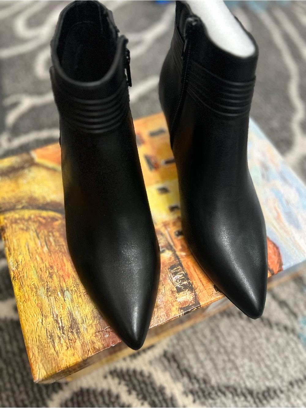 Women's Bella Vita Pointed Toe Black Ankle Boots - Sleek Zip-Up Design Size 7